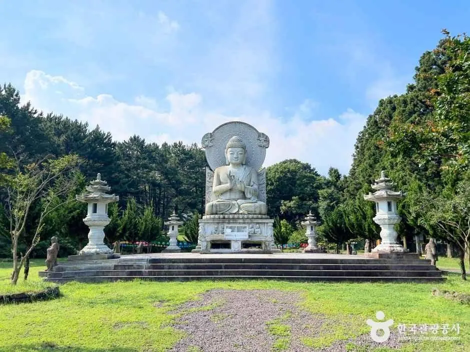 Gwaneumsa Temple (濟州)寺院內的佛像 · 拍攝日期不詳的資料照片