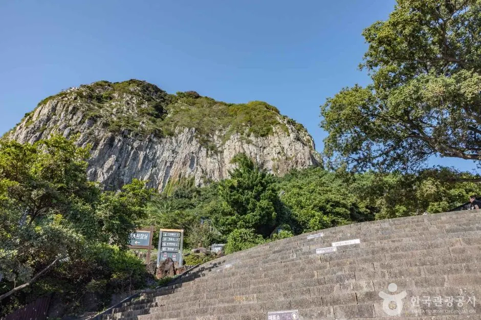 Sanbangsan Mountain (Sanbanggulsa Grotto) (濟州)山房山岩壁與通往山房窟寺的階梯 · 拍攝日期不詳的資料照片
