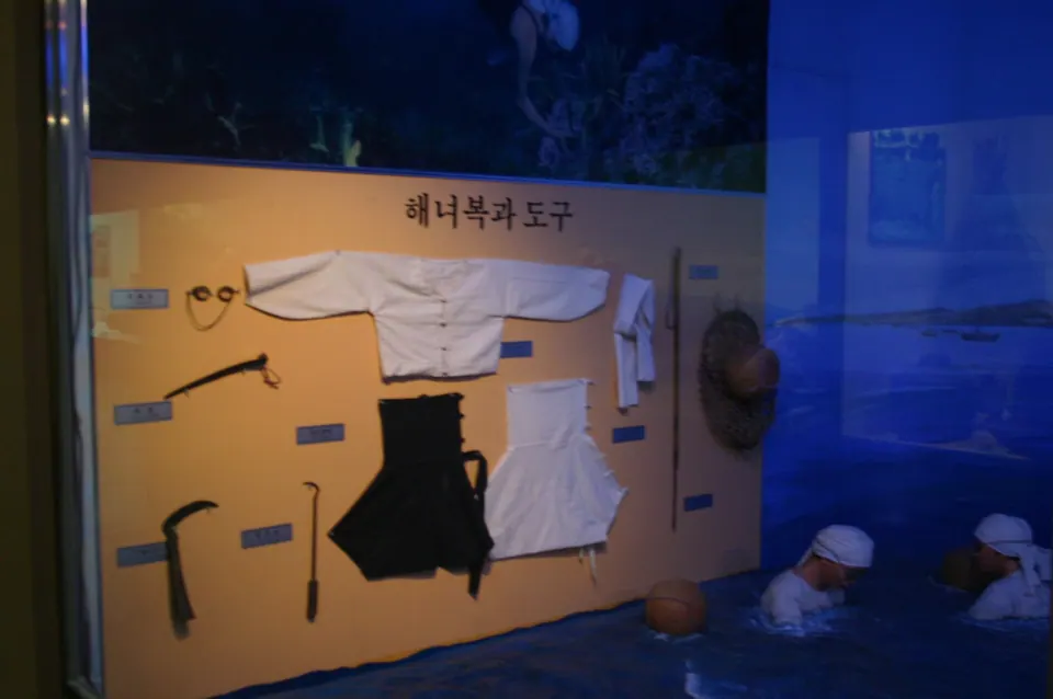 제주 해녀의 전통 물옷과 도구 전시