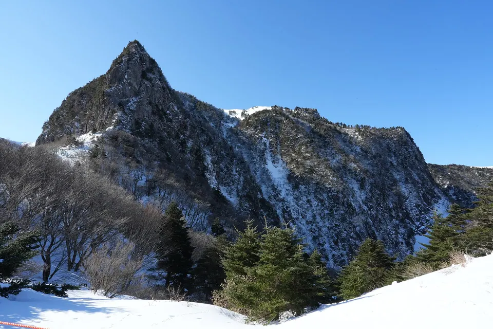 한라산 관음사 탐방로의 삼각봉 · 2025년 겨울