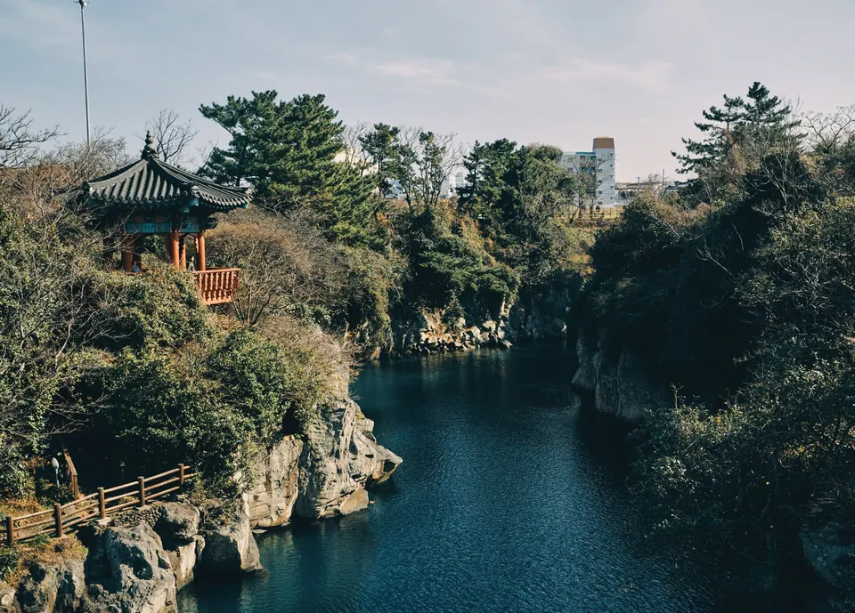 용연계곡의 정자와 물길