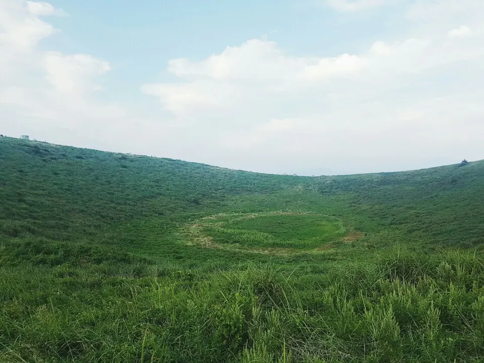 금오름 분화구